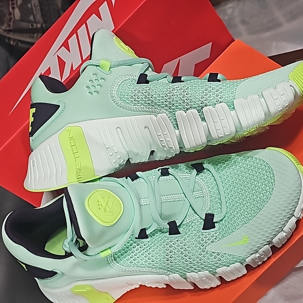 Sneakers - Picture 5 of 5